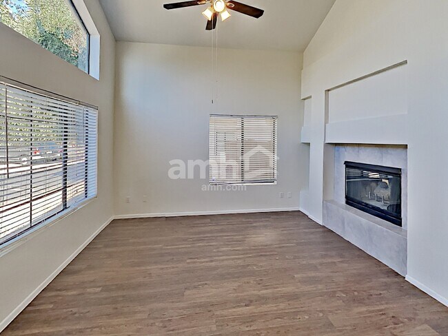 Foto del edificio - 1345 N Brittany Ln