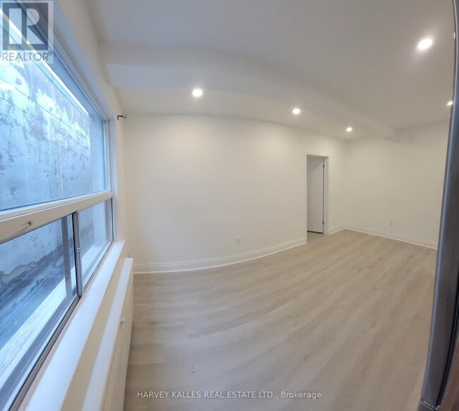 Photo du bâtiment - 1980 Eglinton Ave W