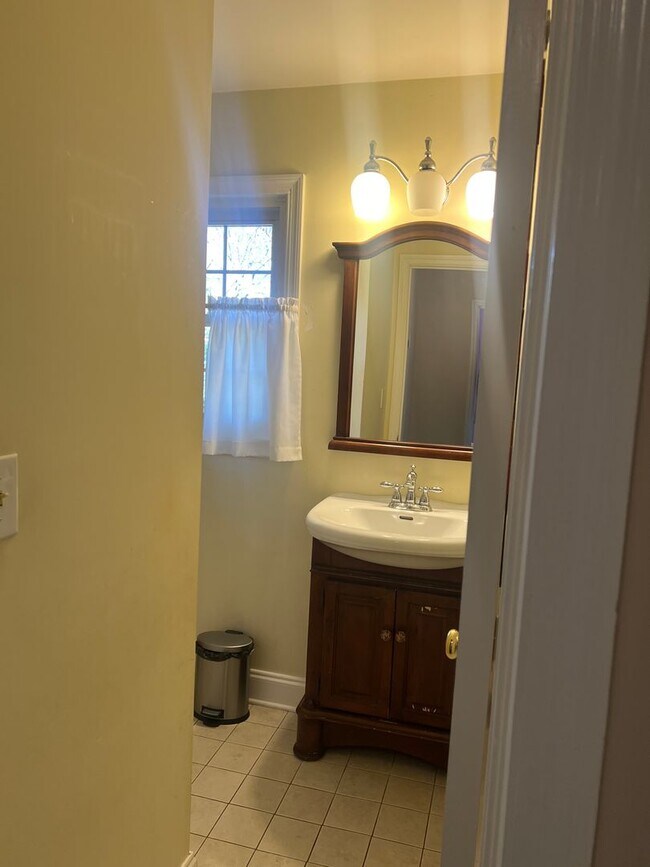 Foto del edificio - 4 Bedroom with fenced in yard!