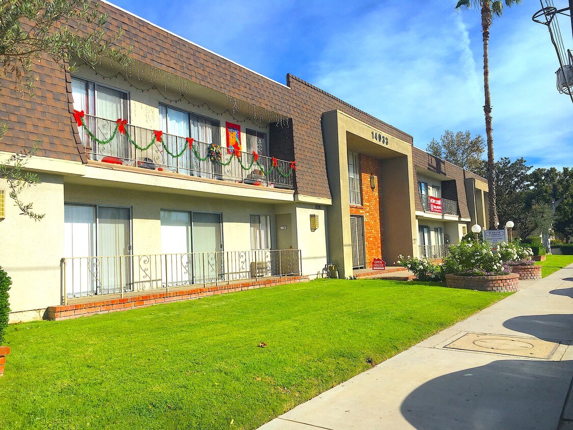 Primary Photo - 14033 Burbank Blvd