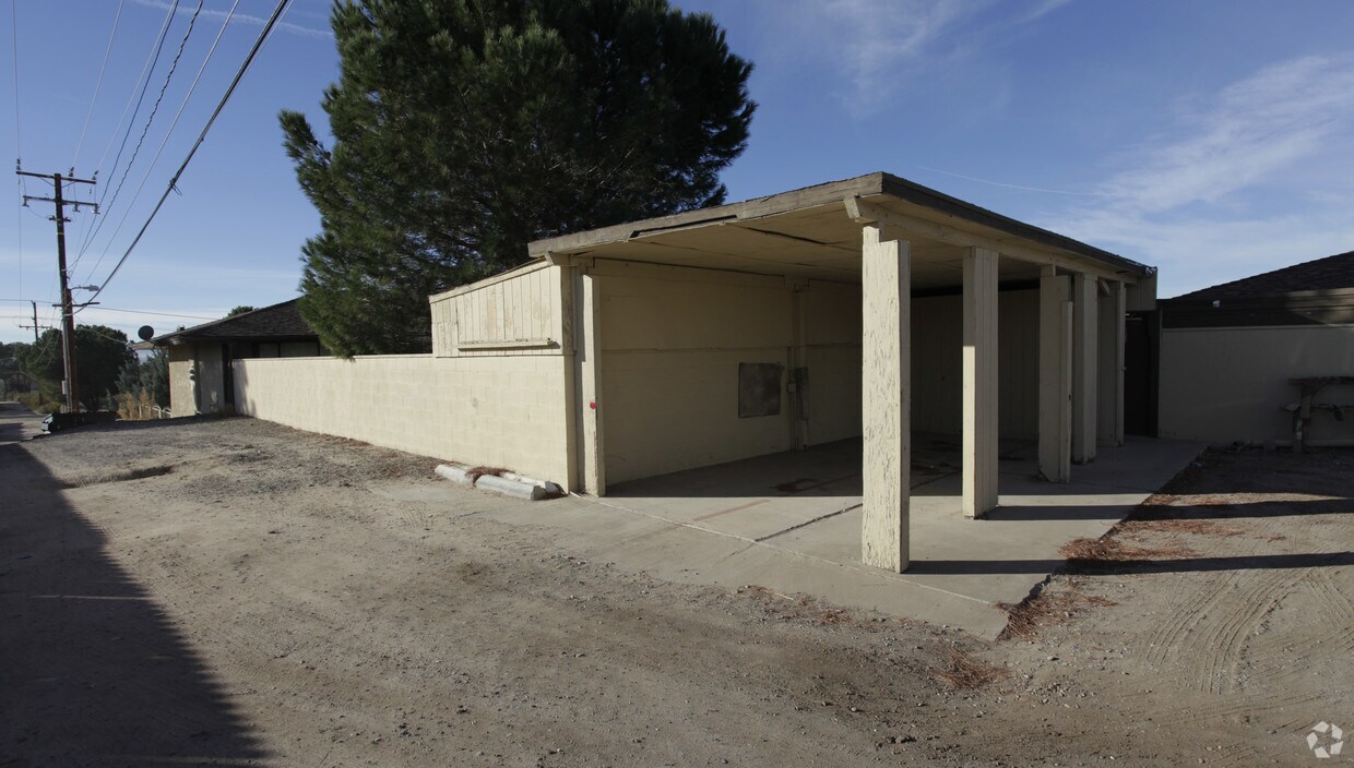 Dee Apartments - 15757 Tuscola Rd