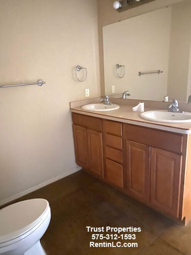 Building Photo - Spacious 3/3 in Sonoma