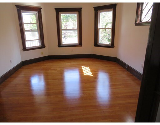 Foto del edificio - 13 Roberts Rd