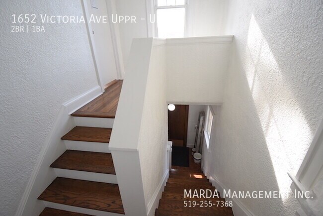 Photo du bâtiment - CHARMING 2 BED/1 BATH UPPER ON VICTORIA + HYDRO & GAS
