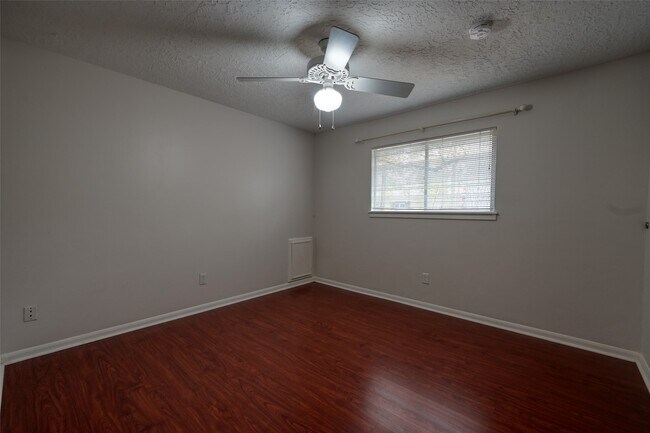 Foto del edificio - 2230 Lakeville Dr