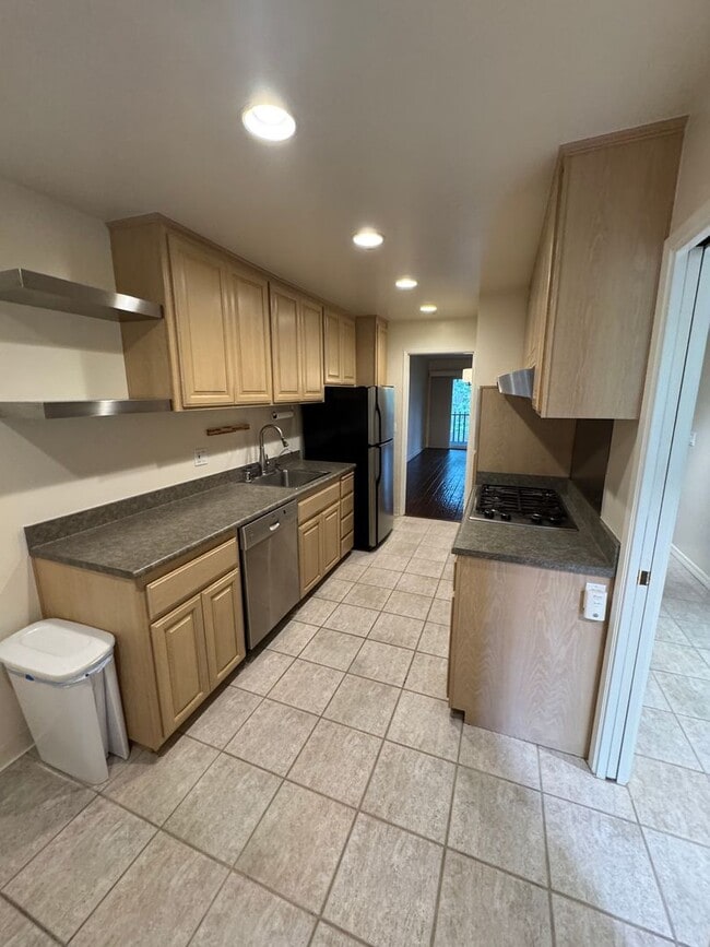 Building Photo - Stylish & Updated 2BR/2BA Condo with Pool ...