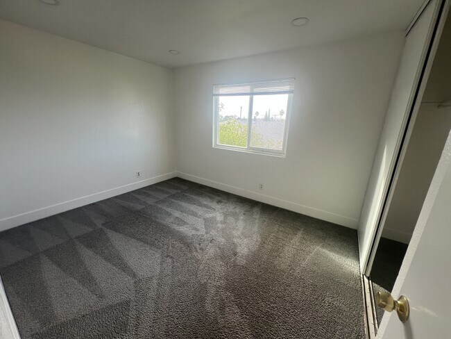Foto del edificio - 3965 Logan Ave
