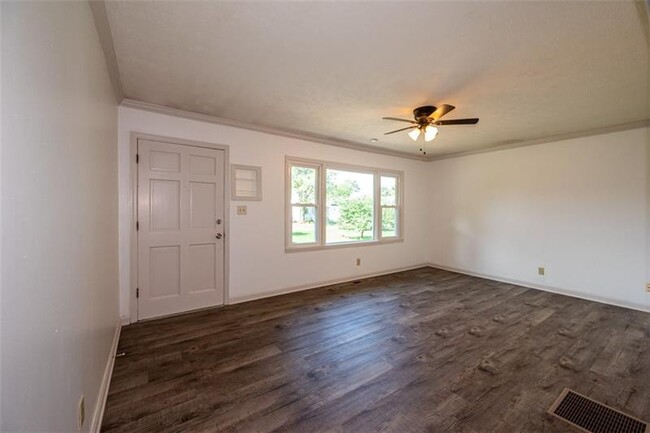 Building Photo - 835 Sylvan Dr