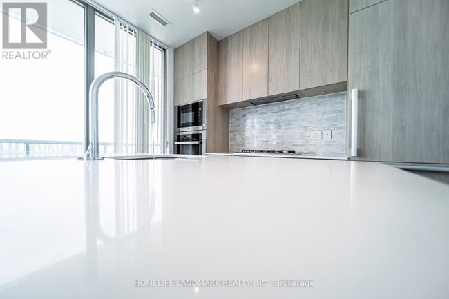 Photo du bâtiment - 50A-5150 Charles St E
