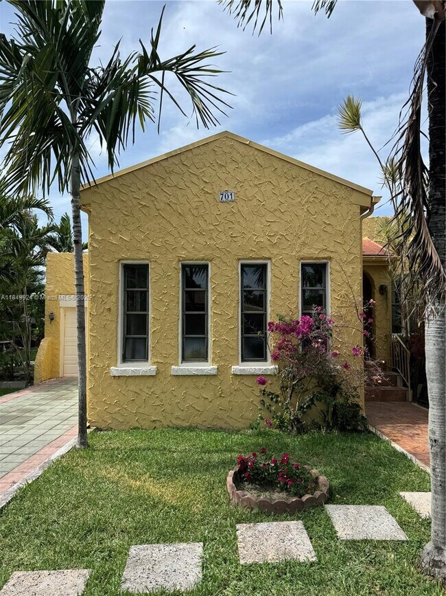 Foto del edificio - 701 NE 4th Ct.