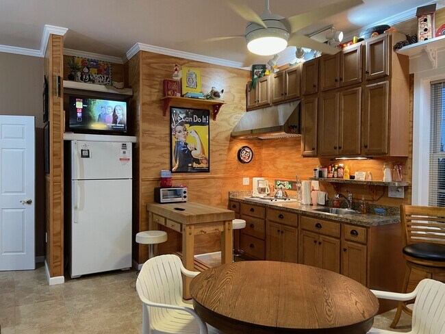 Butcher block island with stools, ceiling fan. - 31312 Rd 280B