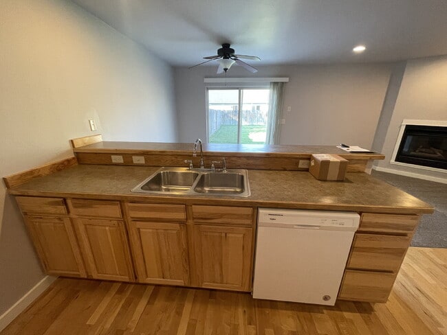 Building Photo - 3 Bed Townhome with awesome fenced yard!