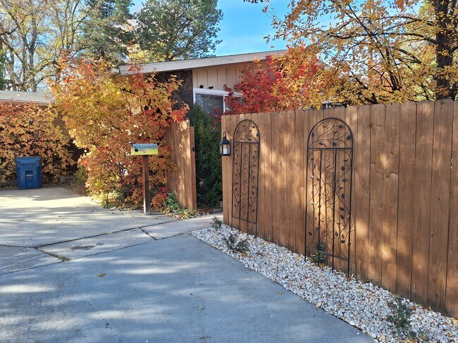 Foto del edificio - 2437 N Curtis Rd