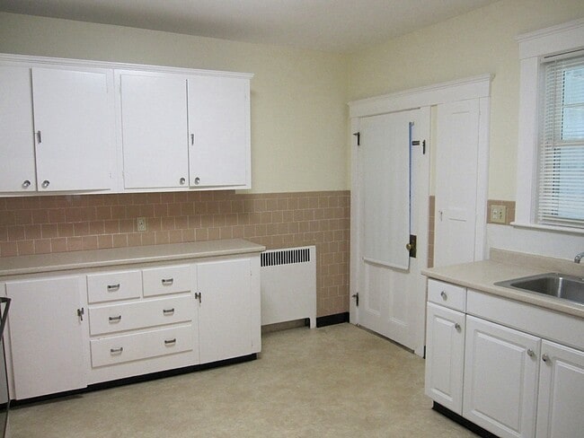 Building Photo - 29 Underwood Ave