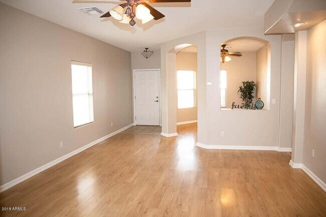 Building Photo - San Tan Ranch Beauty