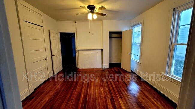 Building Photo - 1305 Oakwood Ave