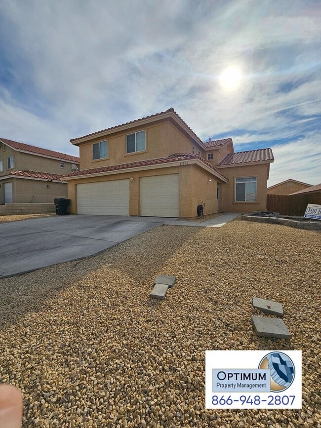 Building Photo - Spacious 6 bedroom , 3 bathroom home with downstairs bedroom and bath