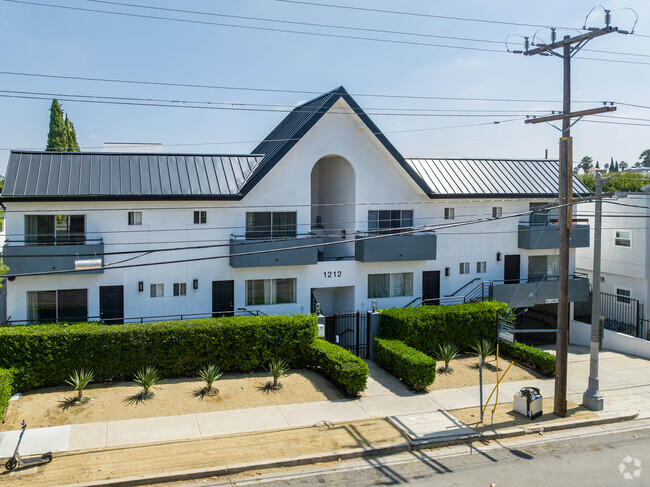 Building Photo - 1212 N Gower St