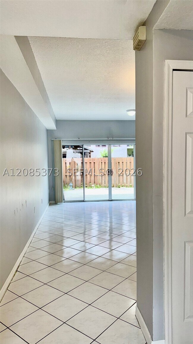 Building Photo - 10130 SW 154th Ct
