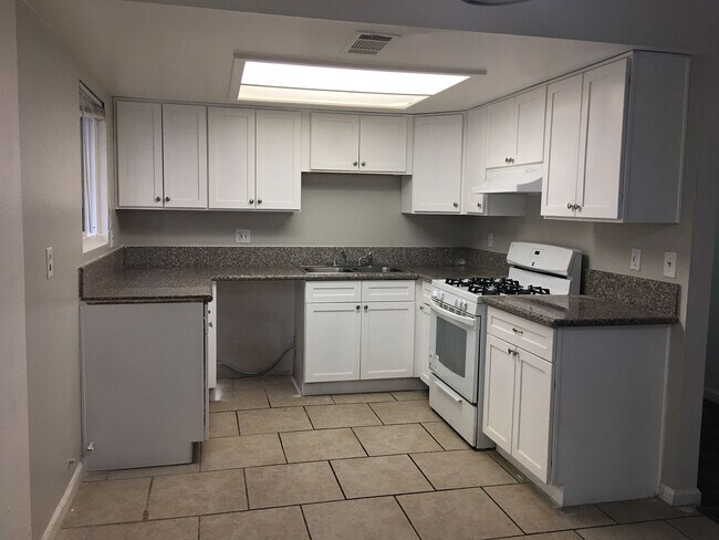 Building Photo - 44644 Beech Ave