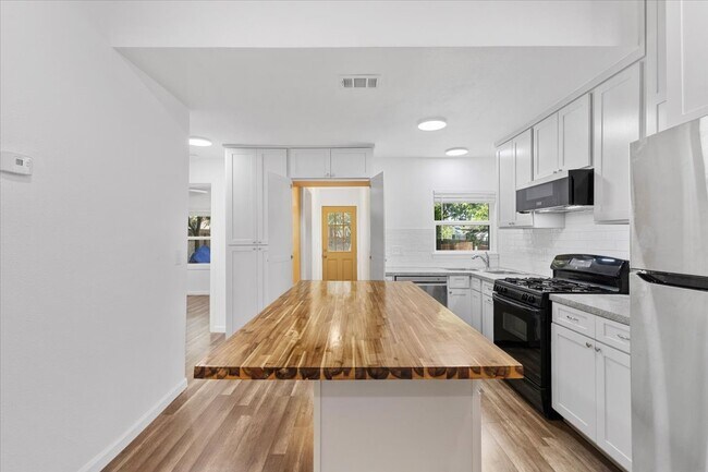Foto del edificio - 1215 E 12th St