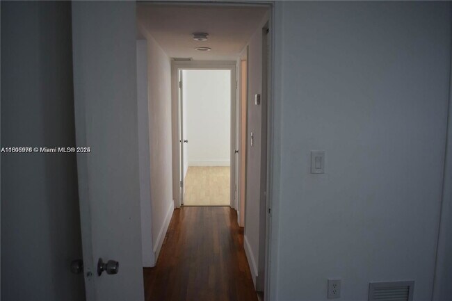 Foto del edificio - 9720 W Bay Harbor Dr