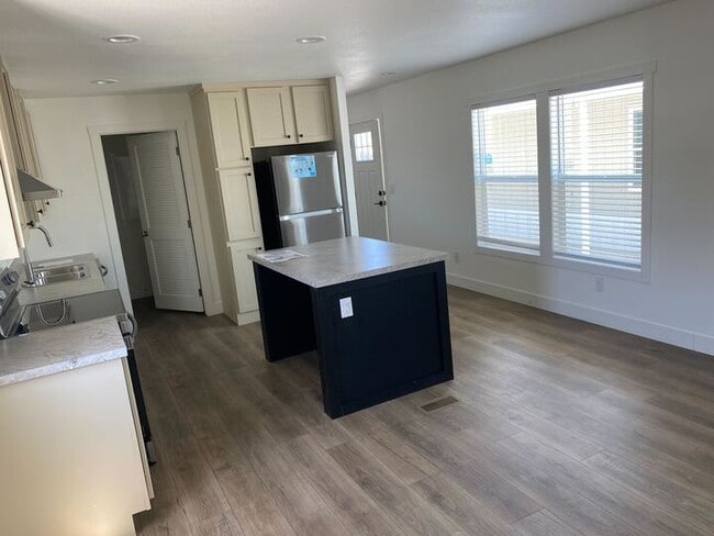 Foto del edificio - 2060 N Center St