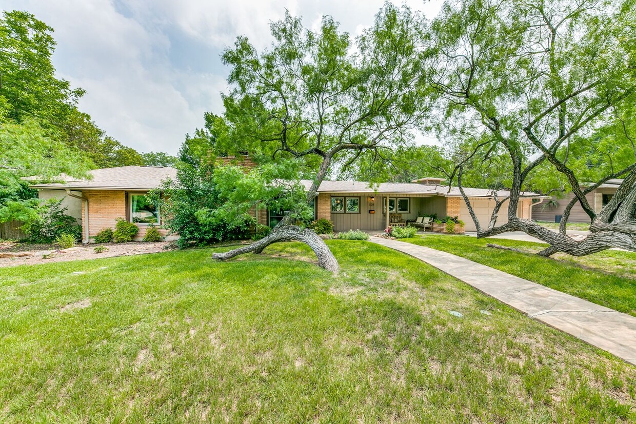 Primary Photo - TERRELL HILLS 4-BEDROOM W/ SWIMMING POOL