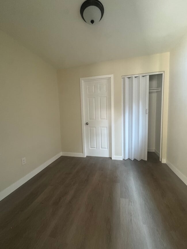 Foto del edificio - 3339 E 4th St