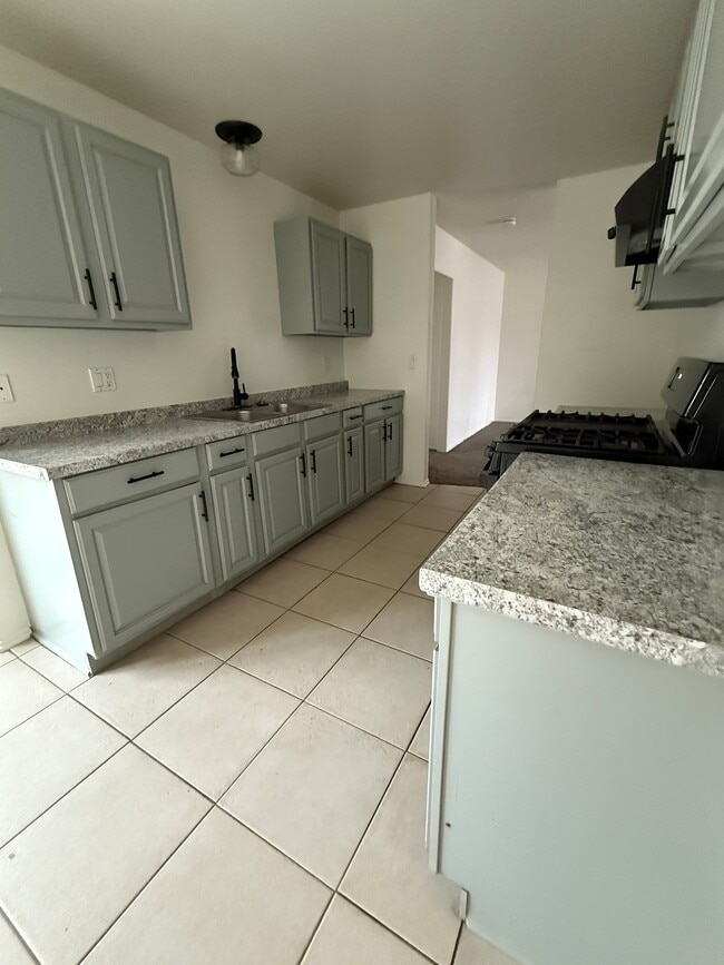 Building Photo - 305-302 N Dwyer Pl