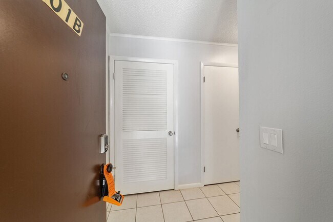 Foto del edificio - 501 FAIRWAYS Ln