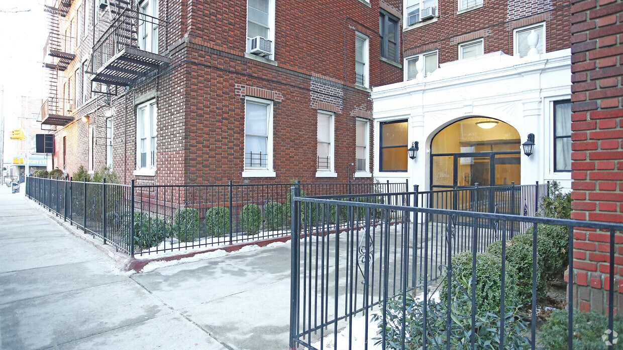 Building Photo - 1684 W 10th St