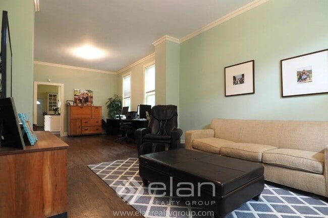 Building Photo - 1851 W Larchmont Ave