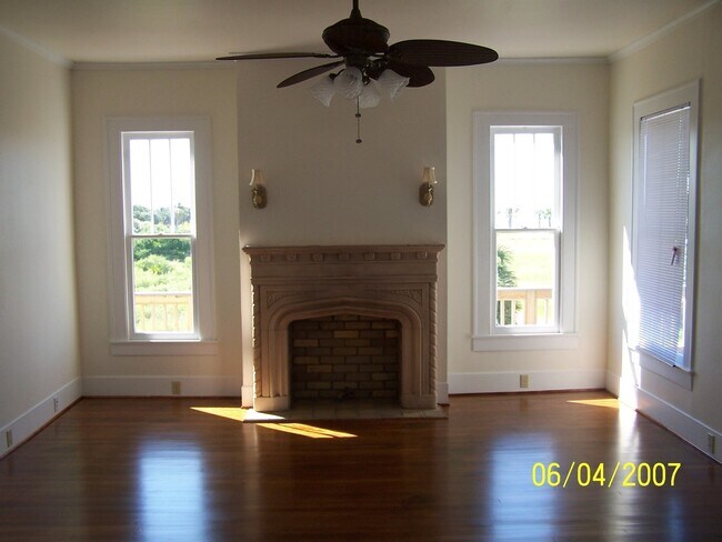 Building Photo - Jamaica Beach Spacious 2 bedroom, 1 bathro...