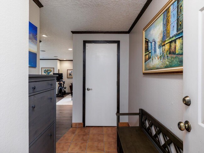 Foto del edificio - Beautiful 3 bedroom unit near in Lake Oswe...
