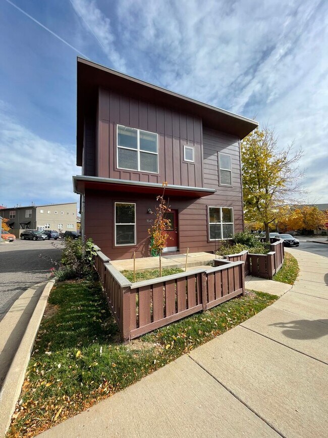 Building Photo - Adorable 2B/1B North Boulder Home