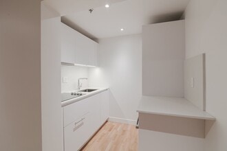 Building Photo - 25 Av des Pins O