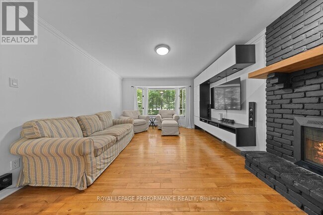 Photo du bâtiment - 1250 Royal Maple Dr