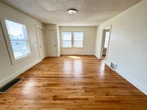 Building Photo - 708 Russell Ave