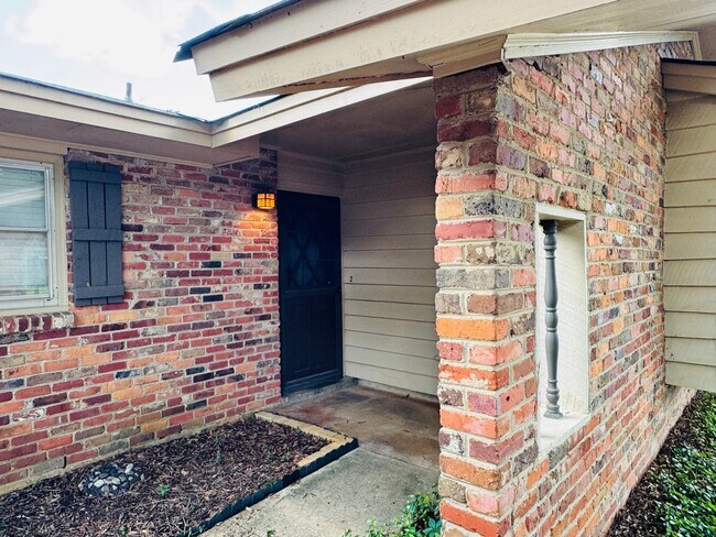 Building Photo - Check Out This 3 Bedroom / 2 Bathroom BRIC...