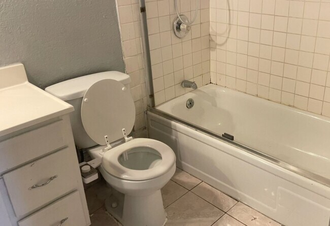 Foto del edificio - 4 BEDROOMS 2 BATHS HOUSE AVAILABLE FOR RENT