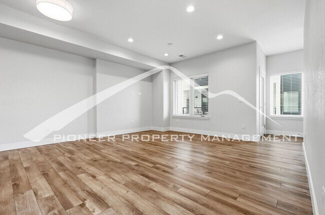 Foto del edificio - Spacious Townhouse with Central AC and 2-Car Garage