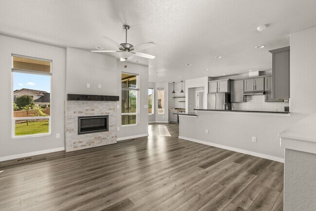 Foto del edificio - Beautiful 5 Bedroom Home | Finished Basement | Next to Community Pool | Oversized Lot