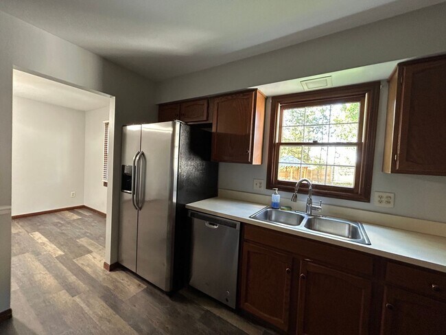 Foto del edificio - 3 Bedroom Stone Facade Colonial with 2 Car Attached Garage  in Strongsville