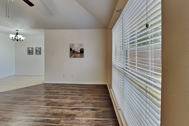 Foto del edificio - 905 Fairbanks Cir