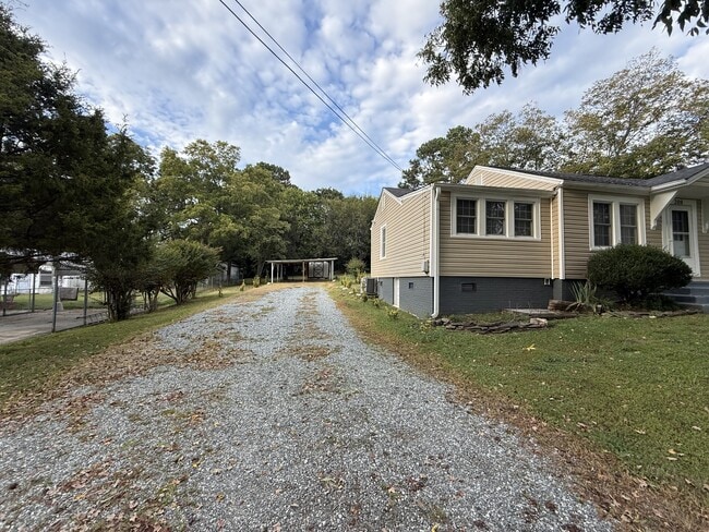 Building Photo - 208 Travora St