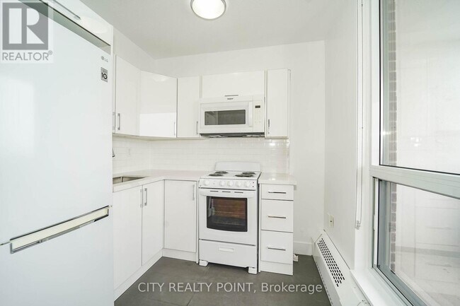 Photo du bâtiment - 666 Spadina Ave.