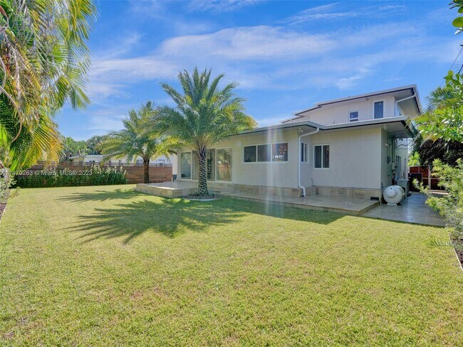 Building Photo - 2421 NE 7th Pl