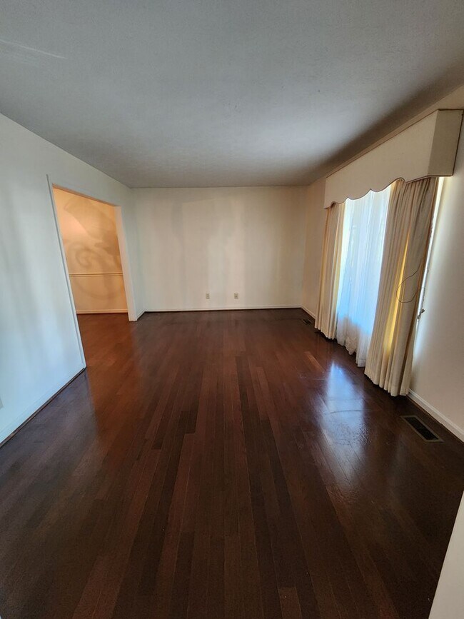 Building Photo - Charming 4-Bedroom Home with Enclosed Porc...