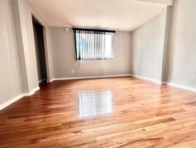 Foto del edificio - 320 E 235th St